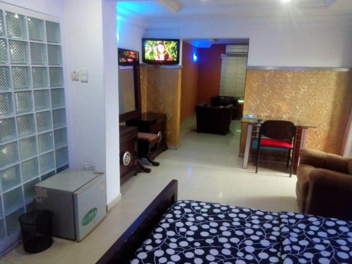 Theodawn Hotels @ Suite 29 إيكجا المظهر الخارجي الصورة