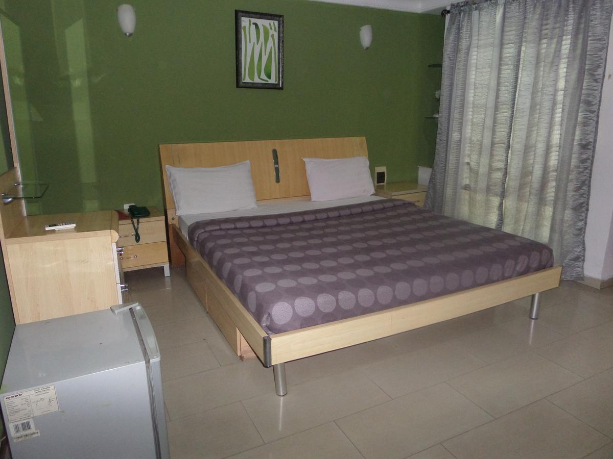 Theodawn Hotels @ Suite 29 إيكجا المظهر الخارجي الصورة