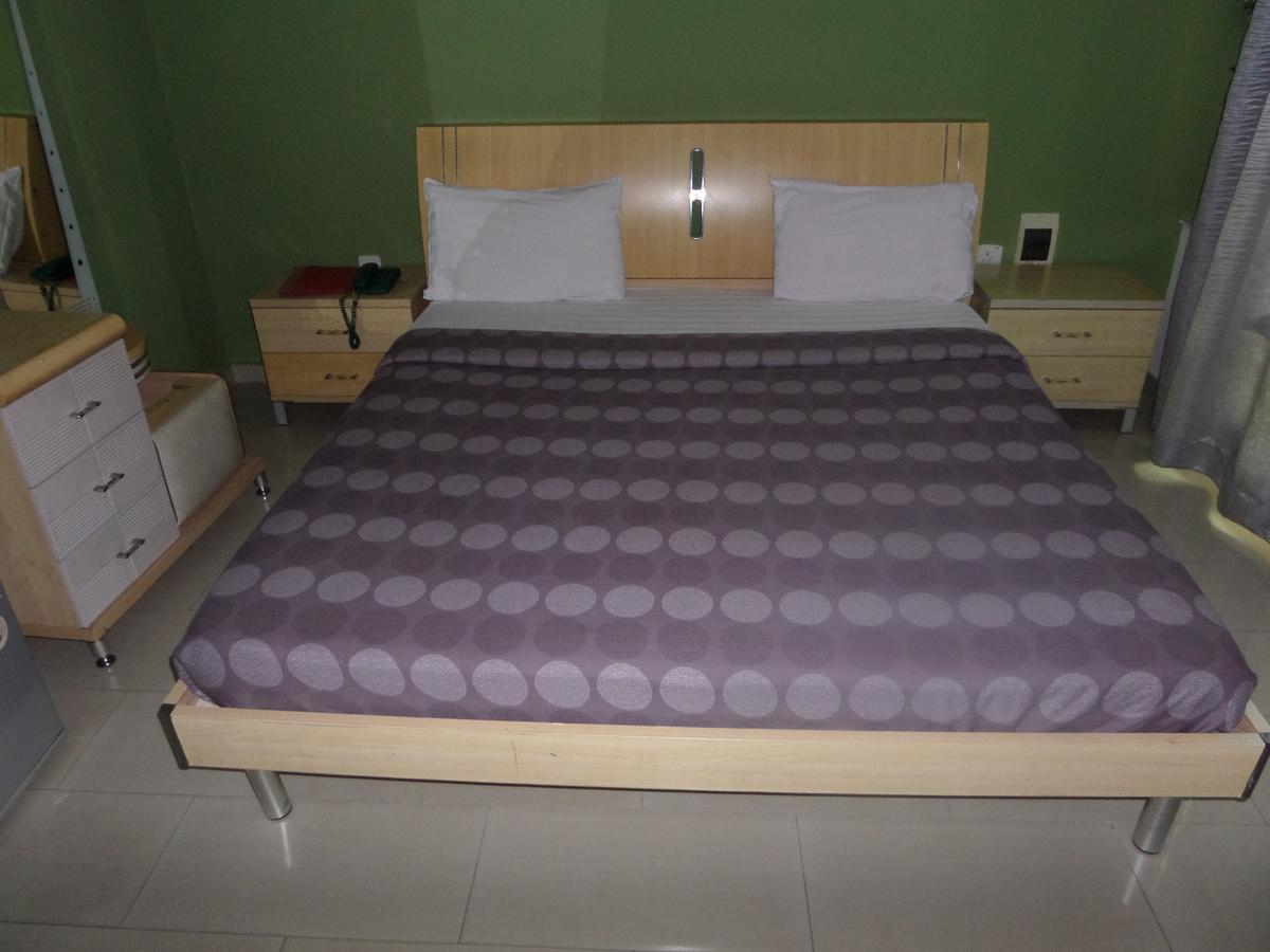 Theodawn Hotels @ Suite 29 إيكجا المظهر الخارجي الصورة