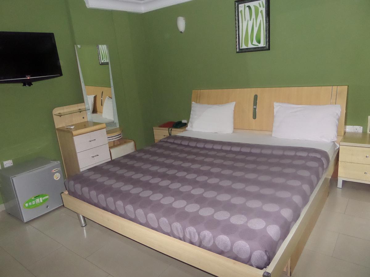 Theodawn Hotels @ Suite 29 إيكجا المظهر الخارجي الصورة