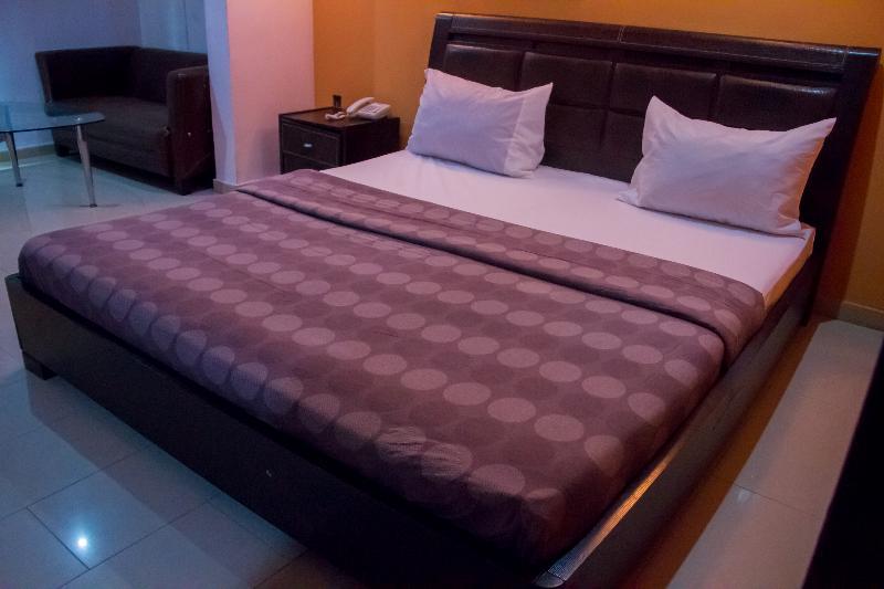 Theodawn Hotels @ Suite 29 إيكجا المظهر الخارجي الصورة