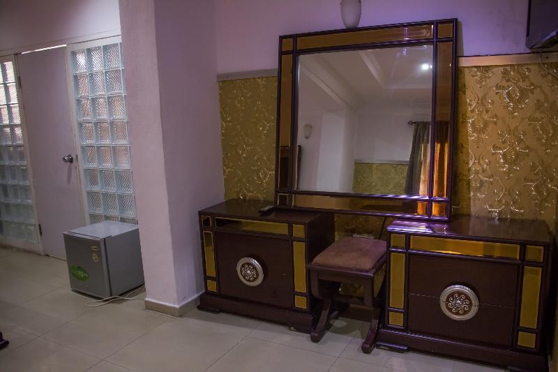 Theodawn Hotels @ Suite 29 إيكجا المظهر الخارجي الصورة