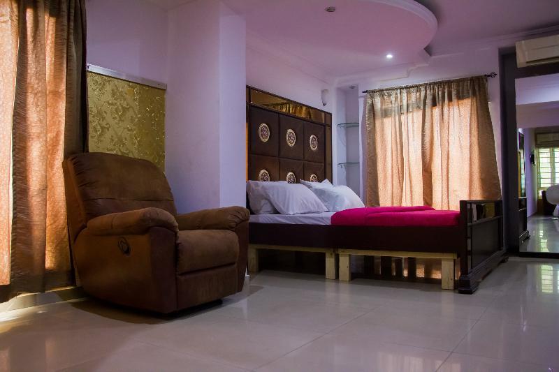 Theodawn Hotels @ Suite 29 إيكجا المظهر الخارجي الصورة